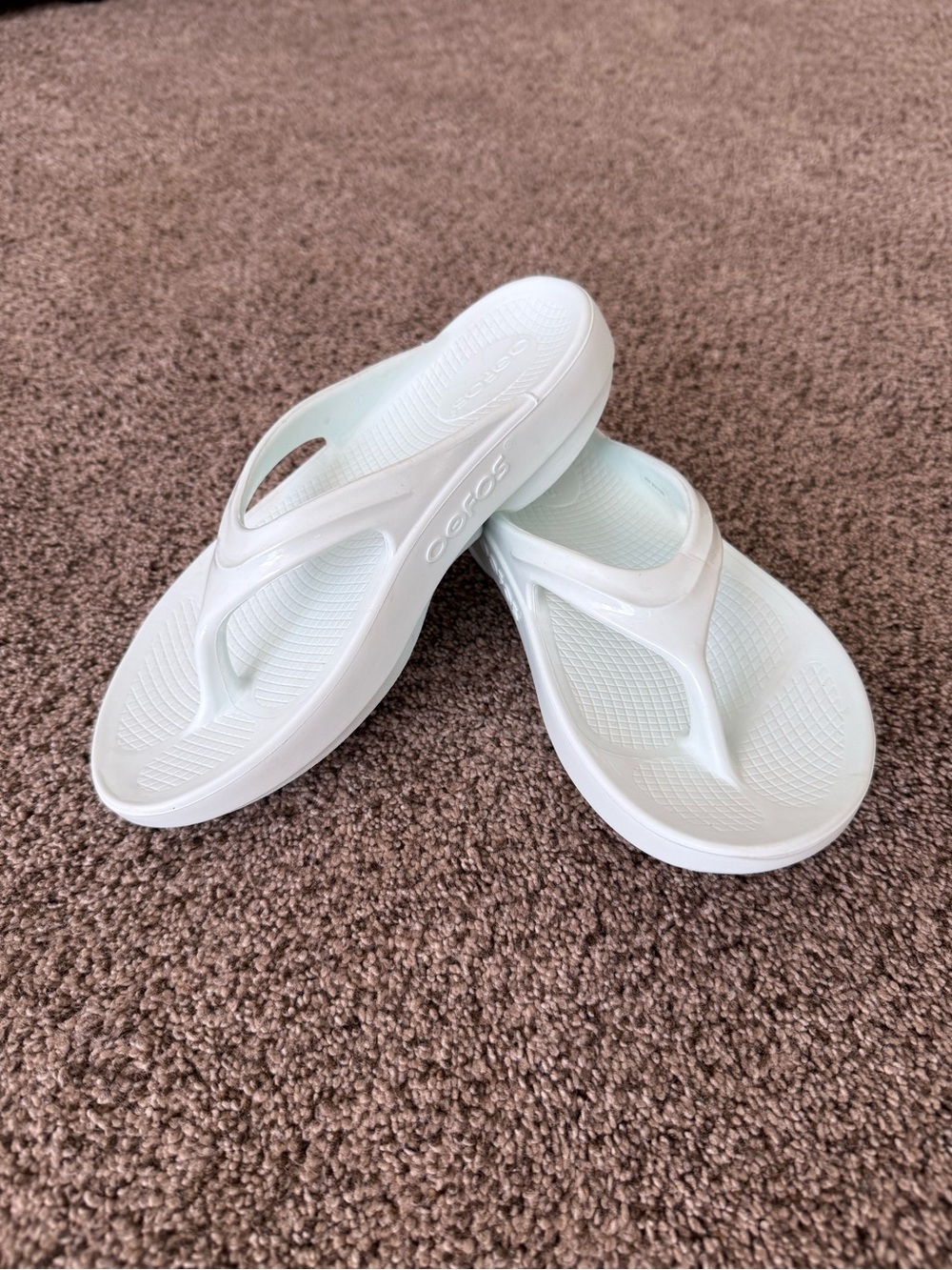 WOMEN'S OOFOS OOLALA ICE/LIGHT BLUE FLIP FLOP BEACH/POOL SANDAL W6
